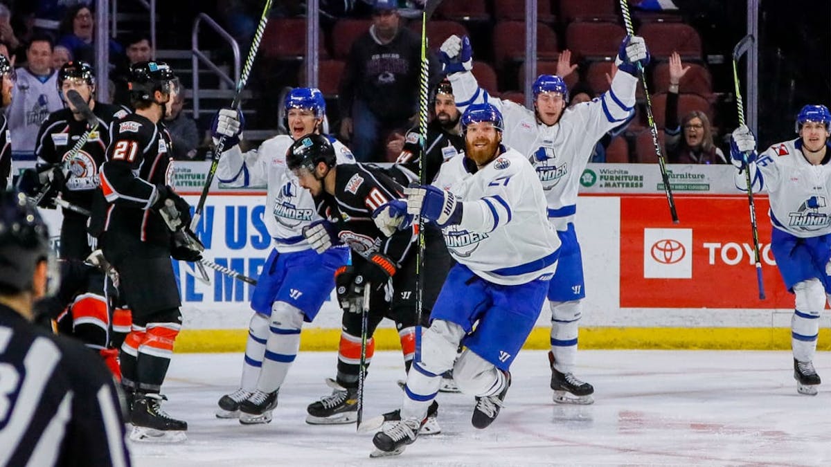 Manchurek, Dickman Lead Thunder Past Mavericks